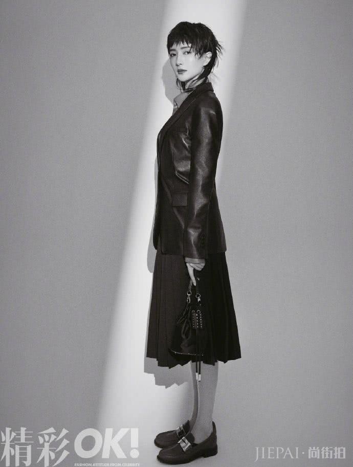 江疏影狗啃式刘海造型曝光,全新短发搭皮质西装,穿搭飒气摩登