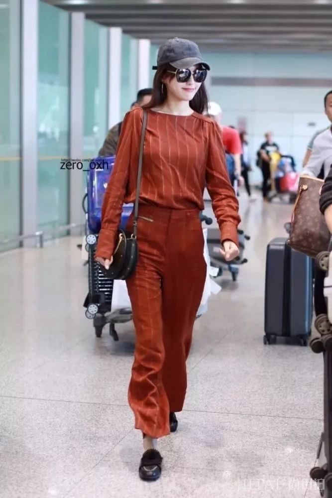 焦糖色这么好看,配什么颜色显白还高级?