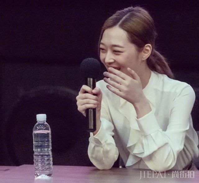 女星崔雪莉生前最后一次亮相，面对镜头笑得像朵花，让粉丝太心疼