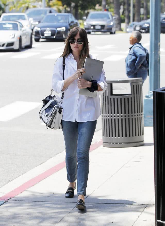 永不过时的裤子,穿上高跟鞋有腿长一米八的既视感,搭配简单的T恤非常有型