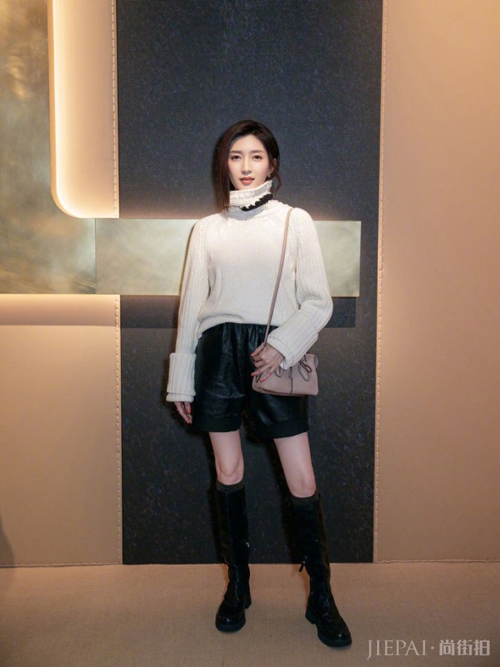 江疏影初秋街拍 白毛衣搭配皮裤随性又时髦