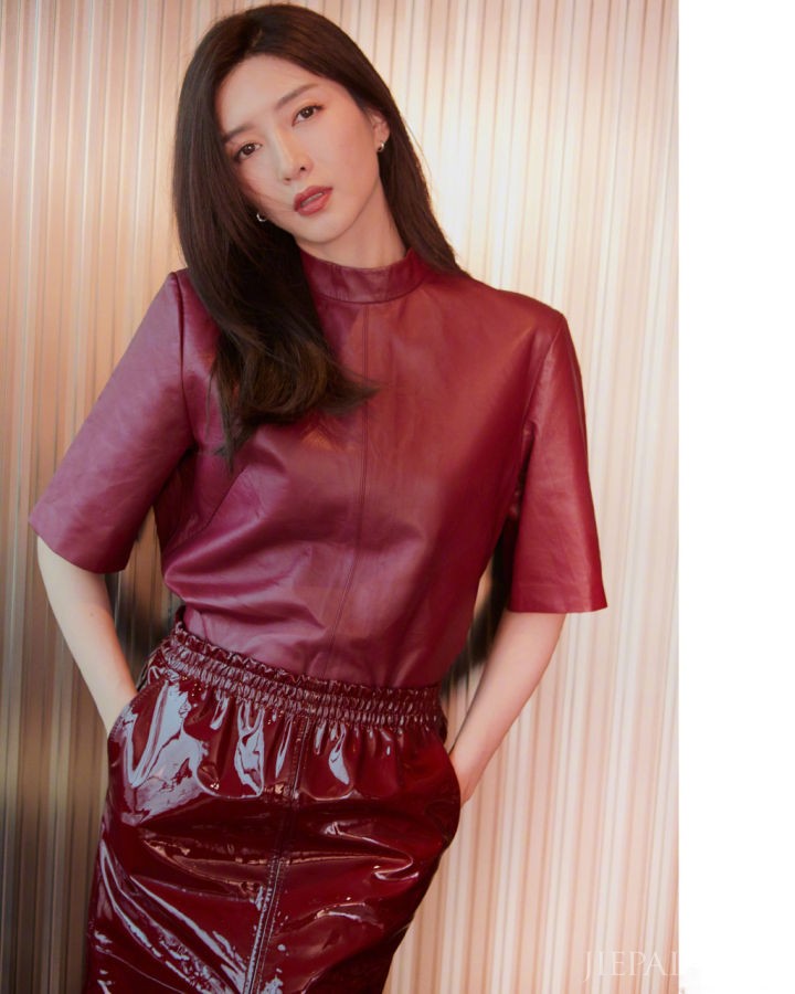 江疏影初秋街拍 白毛衣搭配皮裤随性又时髦