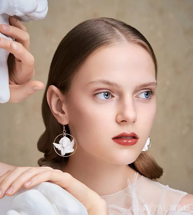 豆沙色、梅子色都靠边,今年最火的口红色是它