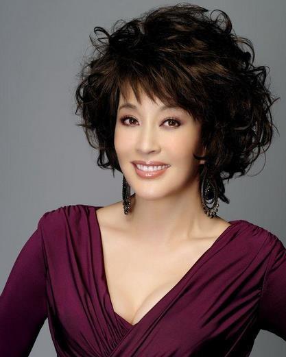 出道40年拿过5个影后，四婚嫁入豪门，如今63岁被宠成公主！