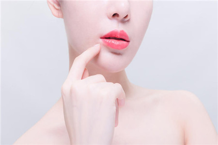 选择口红还是唇彩,关键还是看这三点