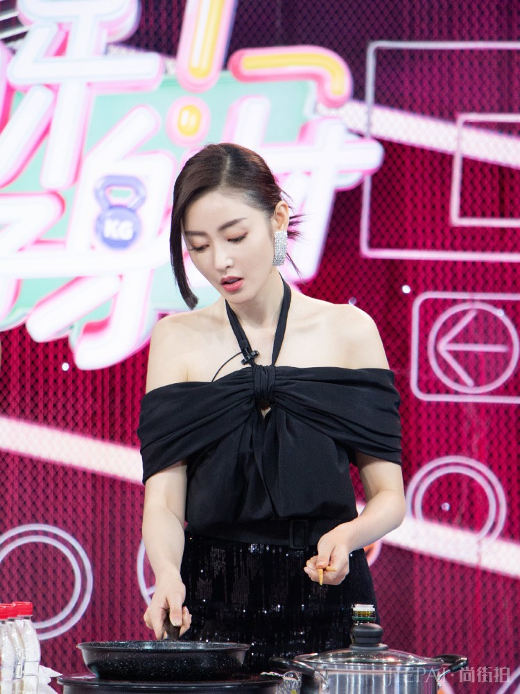 张天爱搭配一件黑色露肩上衣，换个发型太惊艳