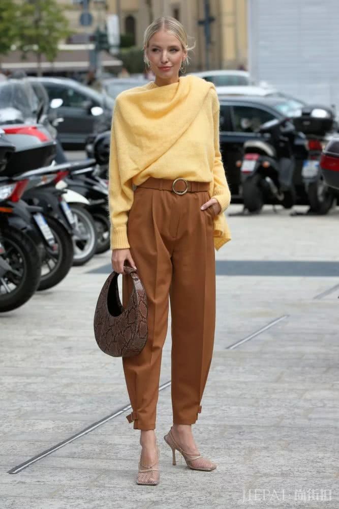 欧美美女街拍，想要周末穿好看绝对需要这件马卡龙毛衣