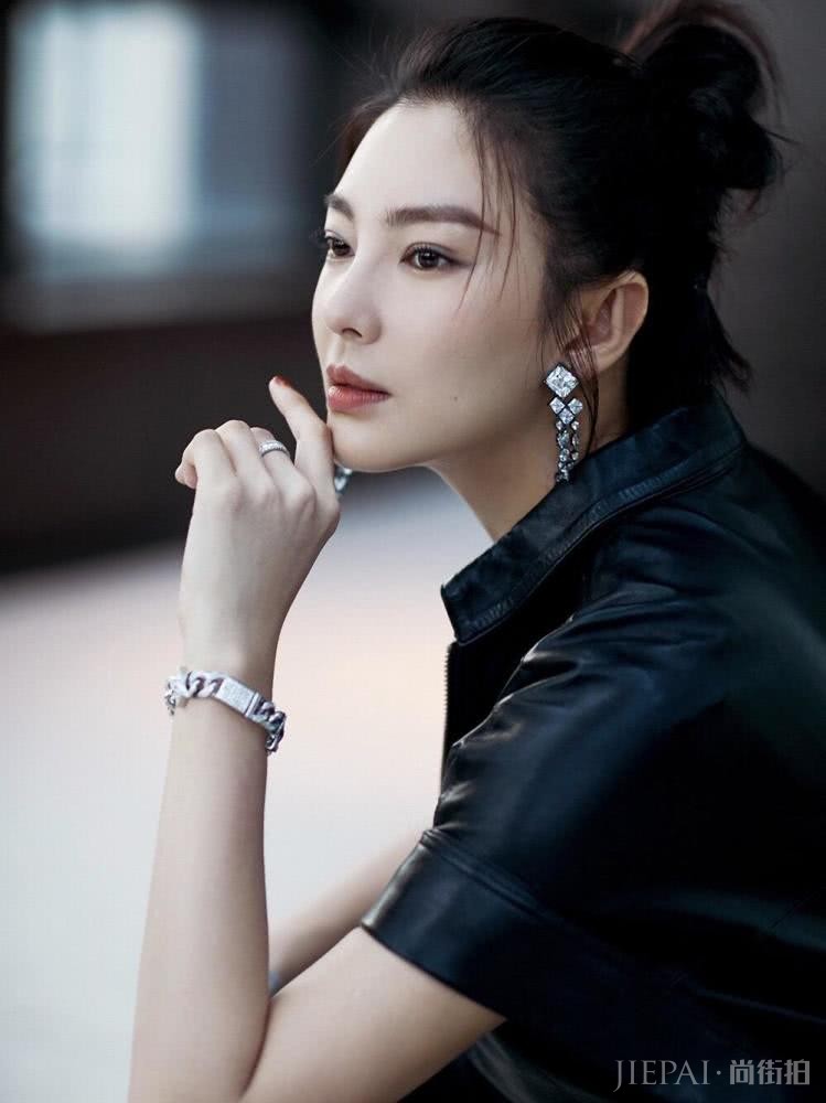 张雨绮马尾辫搭黑色皮质连体衣,帅气十足