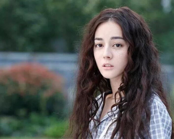 赵今麦意外撞脸迪丽热巴,换上同款“泡面头”,美到有点不敢认