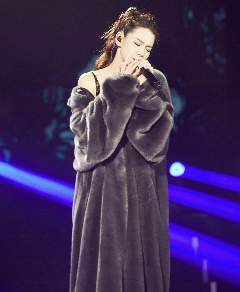 戚薇是怎样的天生尤物？穿上金色亮片裙太撩人，我赌李承铉吃醋了