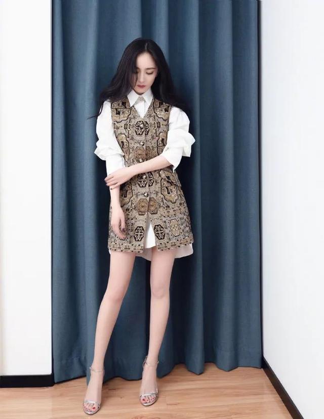 杨幂穿深V红裙拍杂志大片，妖冶艳丽超迷人 ，真是时尚界的宠儿！