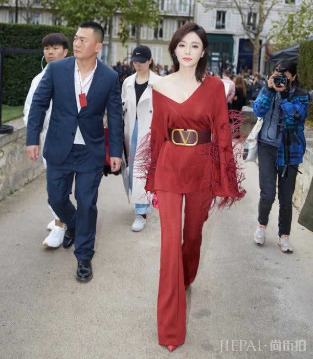 秦岚一身红比花还美,大V领秀出完美锁骨