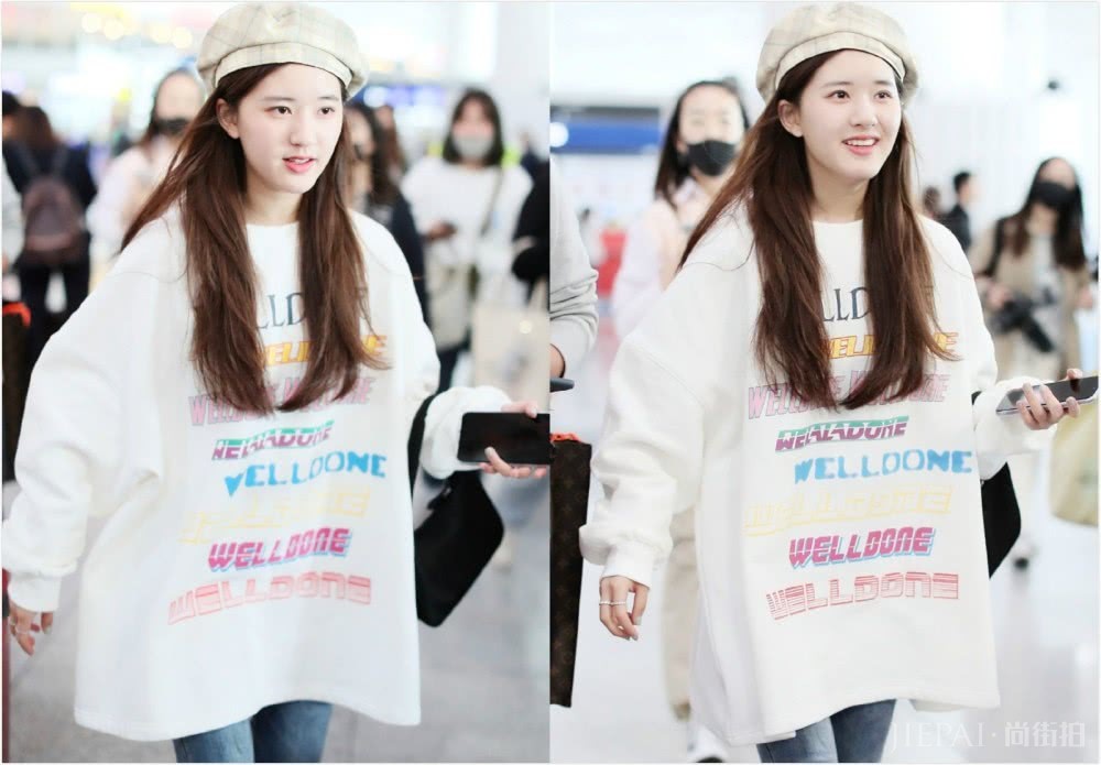 赵露思穿卫衣紧身裤,身材46分却是非常的甜美可人