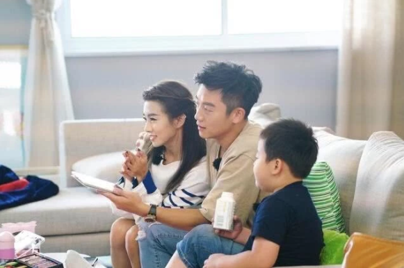 郑恺前女友参加时装周丢数件行李,网友却对她一个行为感到愤慨