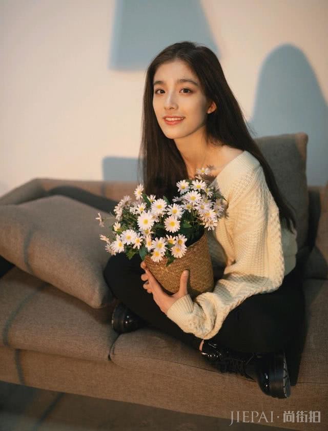 小欢喜的“鲶鱼精”王一笛，真人更讨喜，高鼻梁颜值衣品都好高