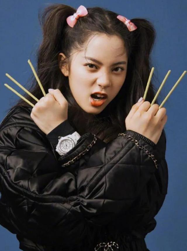 双马尾造型的程潇像洋娃娃,周洁琼显得脖子太粗,关晓彤则略带土味