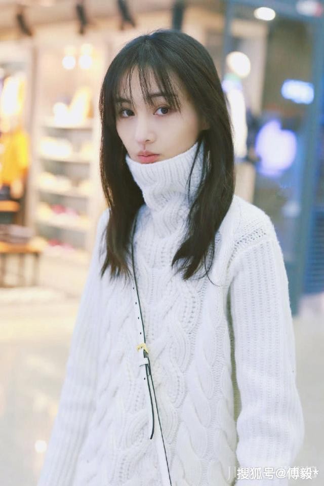 郑爽现身机场,颜值重回小仙女时期,鼻头发红引热议