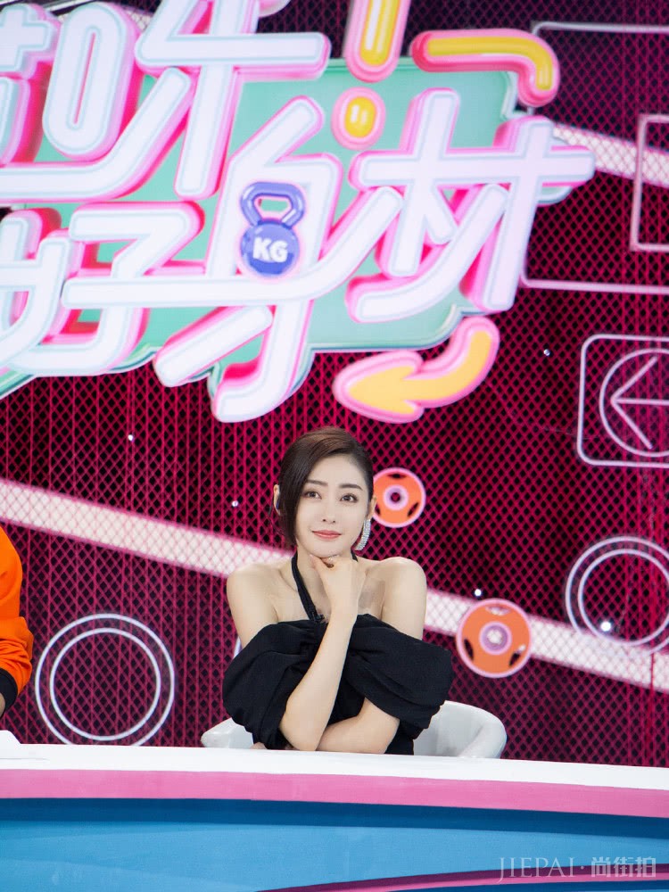 张天爱搭配一件黑色露肩上衣，换个发型太惊艳