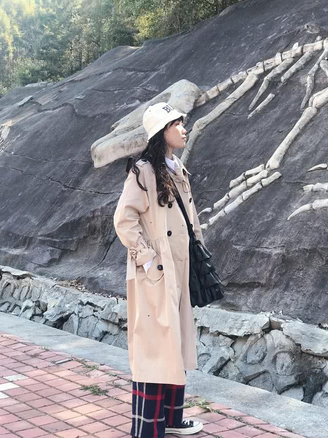 秋季怕凉的女人不一定非要穿秋裙,换大衣舒适又干练