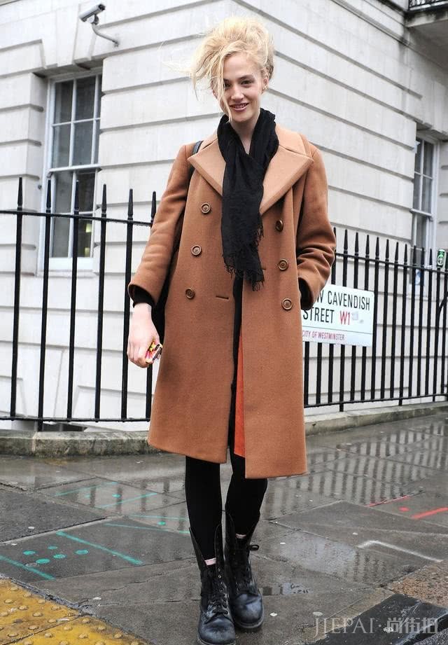 街拍示范:秋冬季穿大衣搭配这四双鞋子,舒适时尚又好看!