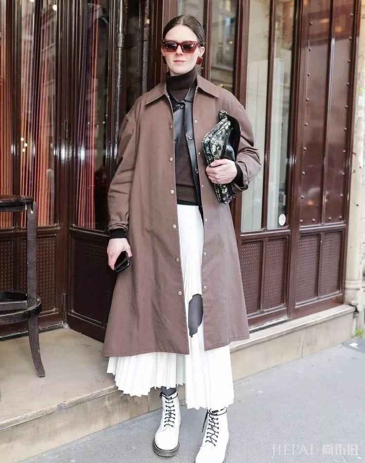 街拍示范:秋冬季穿大衣搭配这四双鞋子,舒适时尚又好看!
