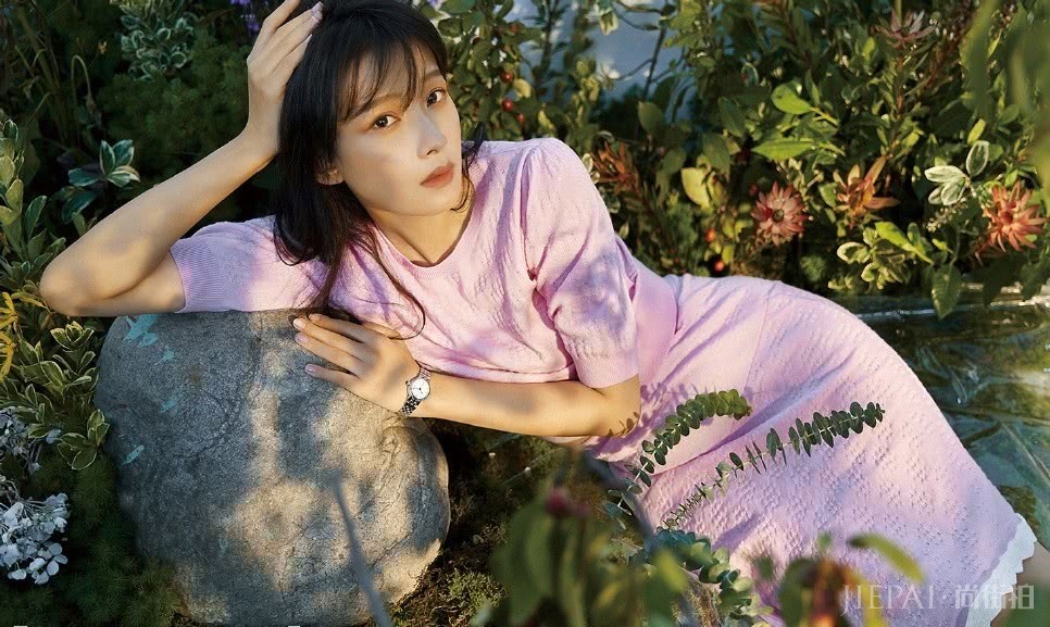 孙怡穿4千5的丝绒裙,甜美极了