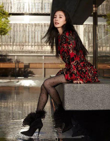 杨幂穿深V红裙拍杂志大片，妖冶艳丽超迷人 ，真是时尚界的宠儿！