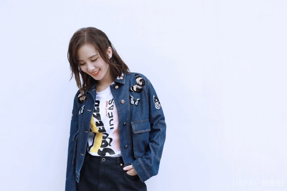 刘诗诗产后首穿短裙,配牛仔短发太少女,看完细腿我服气