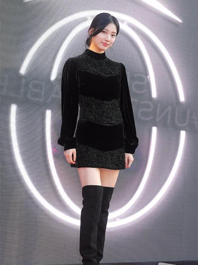 裴秀智减肥成功？穿过膝靴出席活动瘦成筷子腿