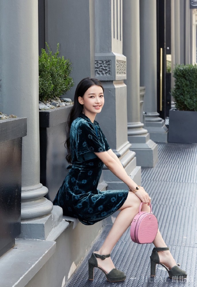 孙怡穿4千5的丝绒裙,甜美极了