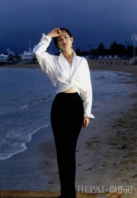 71岁老公把她宠上天!54岁巩俐甩开张艺谋阴霾,放飞自我变身小公主