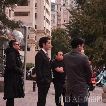 大咖出动现身北京街头，胡歌西装革履大长腿，靳东插兜宛如老干部