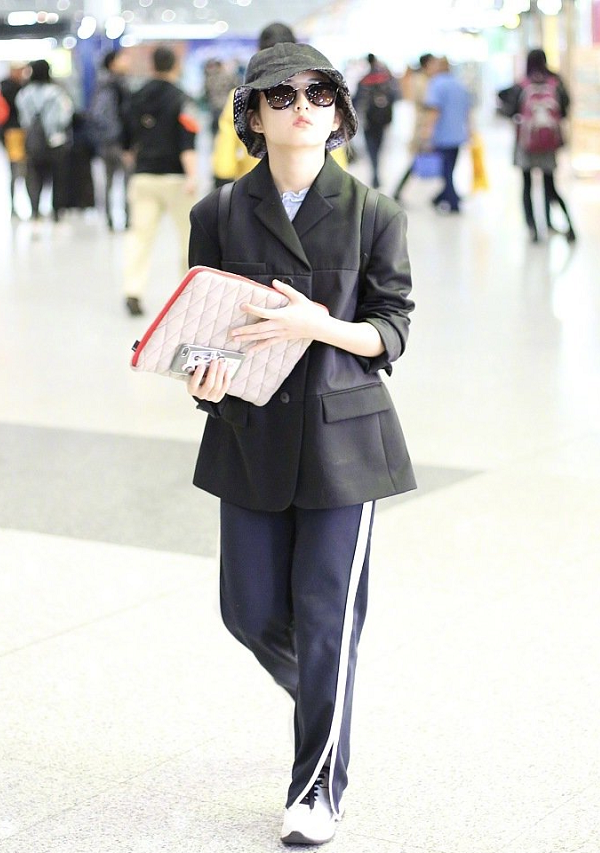 张子枫最新街拍终于对“灭霸鞋”下手了，穿着意外显腿长