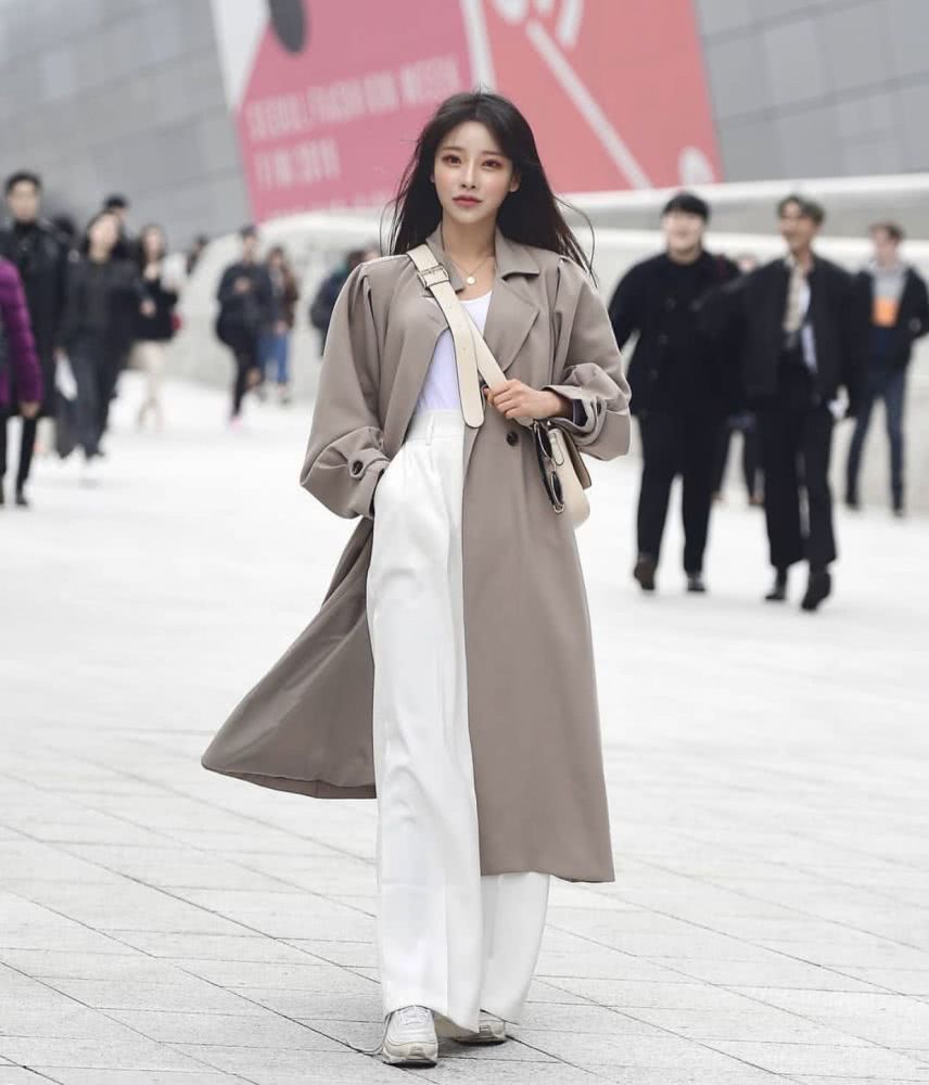 国内街拍：秋天时髦精们都爱穿美美的外套