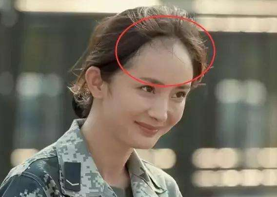 杨幂为什么总喜欢卷发出境？看完她的造型后，秒懂！