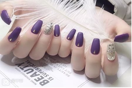 欧美风秋冬美甲款式图片,磨砂、绒面质感强烈
