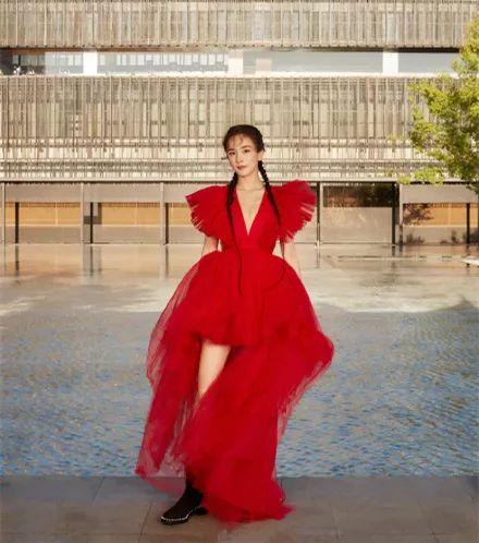 杨幂穿深V红裙拍杂志大片，妖冶艳丽超迷人 ，真是时尚界的宠儿！
