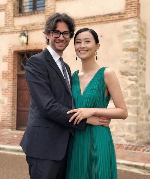 她因选美比赛被TVB签下,嫁入豪门后被抛弃,如今嫁给了法国人