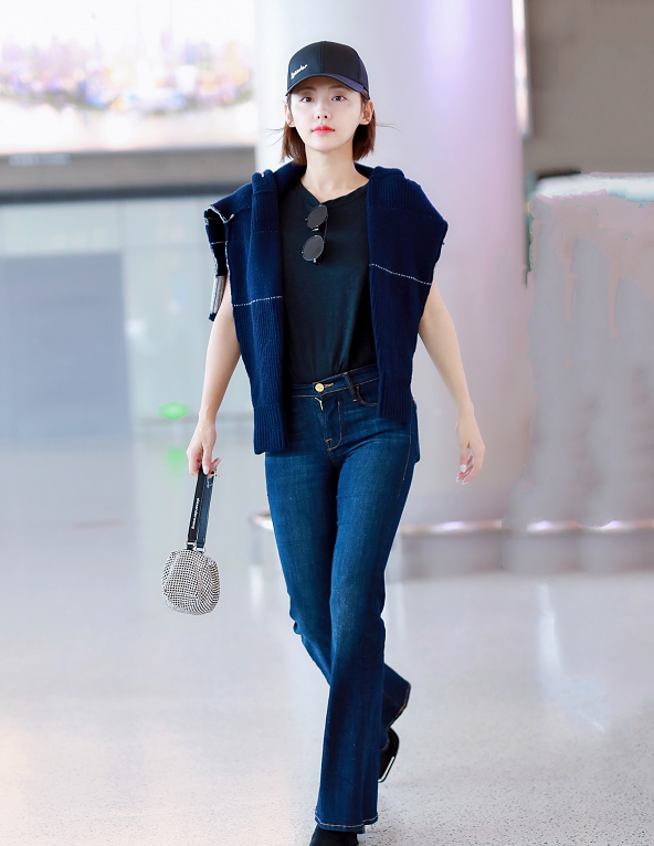 张嘉倪最新机场街拍，辣妈范这裤子太显腿长了