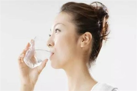 如何正确喝水减肥?注意这四点,喝水就能瘦