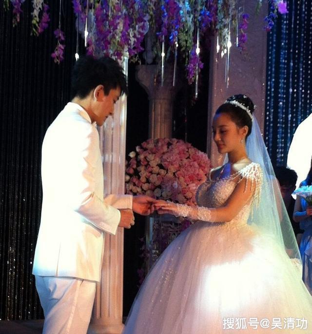 疑似PG One与李小璐的视频曝光:两人在房间里亲密搂抱,内容劲爆