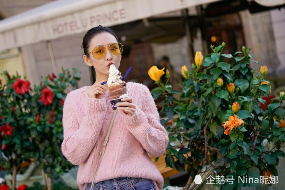 王鸥扎丸子头穿粉色比杨幂还嫩，37岁美过18岁小朋友