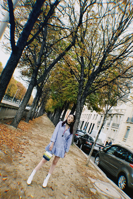 孟美岐穿咖啡色工装裤搭小皮鞋，看完大秀更时髦了！