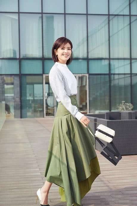 女人过了40岁学刘涛4种穿搭法,时髦减龄还显气质