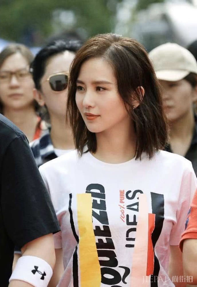 刘诗诗产后首穿短裙,配牛仔短发太少女,看完细腿我服气