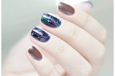 蓝色星空闪光美甲教程，打造晕染的基础做法
