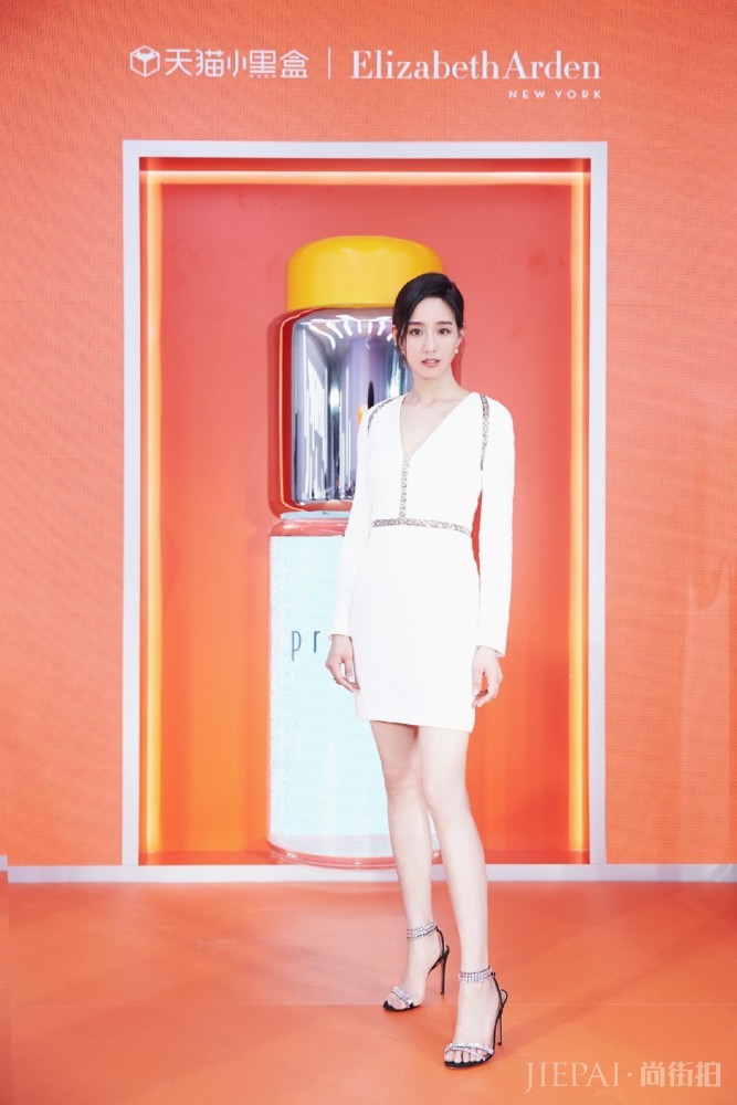 张钧甯穿露脐装配开叉半身裙,戴拳击手套帅呆了