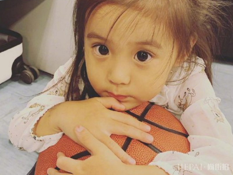 有种“天生大眼”叫贾静雯女儿，近照曝光惊艳众人，最美星二代