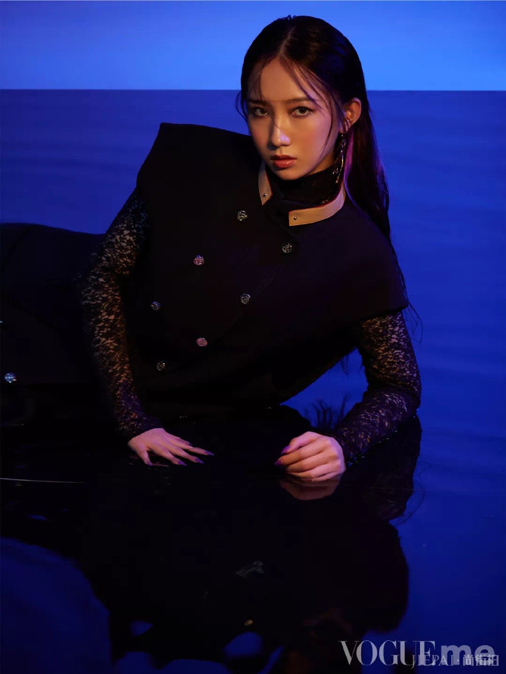 孟美岐冷艳光影时尚写真图片