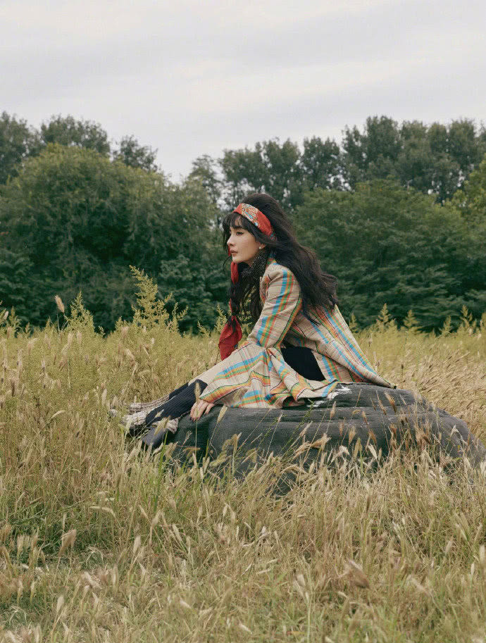 杨幂登时尚杂志挑战复古风造型,时尚女王果然名不虚传